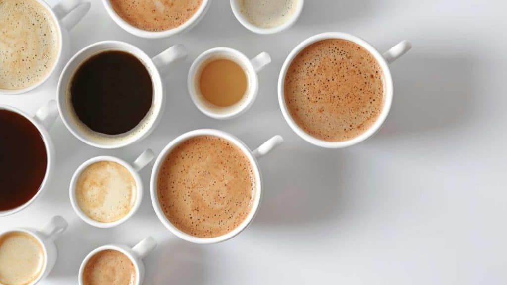 Différentes tasses de café vues du dessus, illustrant les boissons qui peuvent tacher les dents.