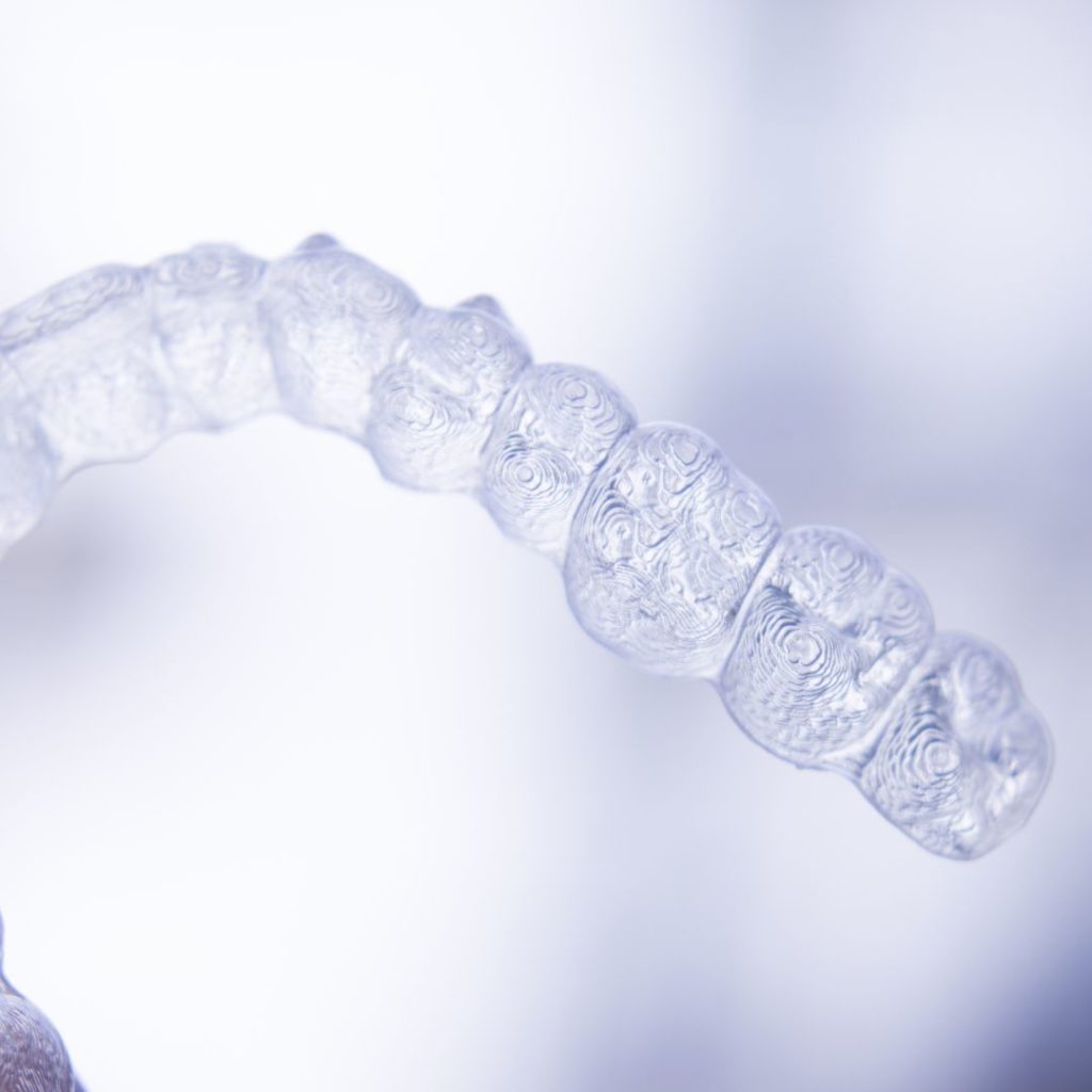 dentiste : blanchiment, aligneurs invisibles, facettes dentaires, implant dentaire, soins dentaires, urgences dentaires